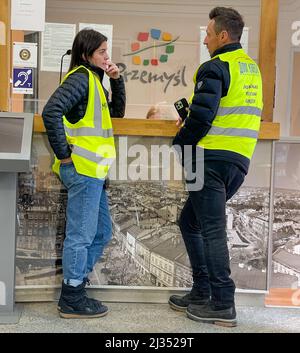 Przemysl, Pologne. 4th avril 2022. Deux traducteurs bénévoles, l'un d'Espagne et l'autre de Sacramento, aux États-Unis, se tiennent à la réception du bureau du maire de Przemysl pour tenter d'obtenir de l'aide pour un réfugié ukrainien. (Image de crédit : © Amy Katz/ZUMA Press Wire) Banque D'Images