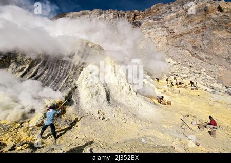 Mine de soufre à ciel ouvert du volcan Ijen, île de Java, Indonésie Banque D'Images