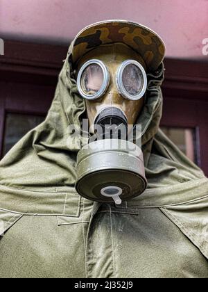 Przemysl, Pologne. 4th avril 2022. Une statue avec masque à gaz de la Seconde Guerre mondiale exposée à l'extérieur d'un magasin de chasse appelé Hurbert Sklep Mysliwski à côté du bureau du maire de Przemysl. Przemysl est un petit village où des millions de réfugiés ont afflué pour échapper à la terreur de l'armée de Poutine en Ukraine. (Image de crédit : © Amy Katz/ZUMA Press Wire) Banque D'Images