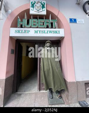 Przemysl, Pologne. 4th avril 2022. Une statue avec masque à gaz de la Seconde Guerre mondiale exposée à l'extérieur d'un magasin de chasse appelé Hurbert Sklep Mysliwski à côté du bureau du maire de Przemysl. Przemysl est un petit village où des millions de réfugiés ont afflué pour échapper à la terreur de l'armée de Poutine en Ukraine. (Image de crédit : © Amy Katz/ZUMA Press Wire) Banque D'Images