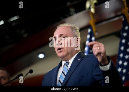 Washington, États-Unis d'Amérique. 05th avril 2022. Le whip de la minorité de la Maison des États-Unis Steve Scalise (républicain de Louisiane) fait des remarques et répond aux questions des journalistes lors d'une conférence de presse au Capitole des États-Unis à Washington, DC, le mardi 5 avril 2022. Crédit: Rod Lamkey/CNP/Sipa USA crédit: SIPA USA/Alay Live News Banque D'Images