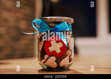 Jarre avec biscuits sous forme de coeurs et de biscuits drapeau suisse Banque D'Images