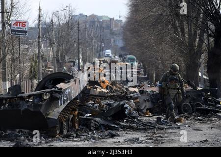 Bucha, Ukraine. 05th avril 2022. La destruction de la machinerie militaire russe englit une rue dans la ville reprise de Bucha, au nord-ouest de la capitale ukrainienne Kiev, lundi. 4 avril 2022. L'Ukraine et les nations occidentales ont accusé les troupes russes de crimes de guerre après la découverte des charniers et des civils qui auraient été exécutés à Bucha. Photo de Vladyslav Musienko/UPI crédit: UPI/Alay Live News Banque D'Images