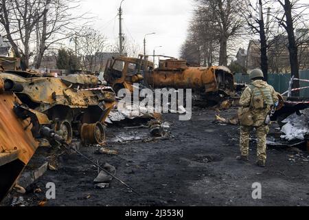 Bucha, Ukraine. 05th avril 2022. Lundi, des brasures ukrainiennes traversent des machines militaires russes détruites dans la ville reprise de Bucha, au nord-ouest de la capitale ukrainienne Kiev. 4 avril 2022. L'Ukraine et les nations occidentales ont accusé les troupes russes de crimes de guerre après la découverte des charniers et des civils qui auraient été exécutés à Bucha. Photo de Vladyslav Musienko/UPI crédit: UPI/Alay Live News Banque D'Images