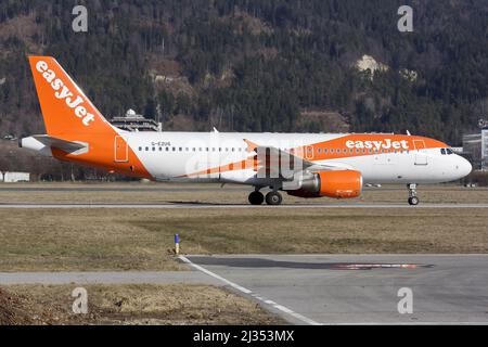 Innsbruck, Autriche. 05th mars 2022. Un easyJet Airbus 320 en train de rouler jusqu'à la porte de l'aéroport d'Innsbruck Kranebitten, transportant des vacanciers britanniques vers leurs destinations de ski. (Photo de Fabrizio Gandolfo/SOPA Images/Sipa USA) crédit: SIPA USA/Alay Live News Banque D'Images