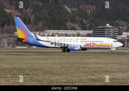 Innsbruck, Autriche. 05th mars 2022. Un Boeing 737-800 de Jet2.com se laxe après l'atterrissage à l'aéroport d'Innsbruck Kranebitten, transportant des vacanciers britanniques vers leurs destinations de ski. (Photo de Fabrizio Gandolfo/SOPA Images/Sipa USA) crédit: SIPA USA/Alay Live News Banque D'Images