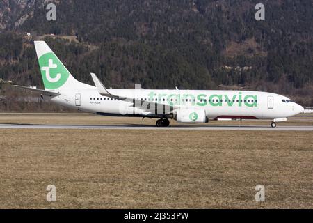 Innsbruck, Autriche. 05th mars 2022. Un Boeing 737-800 de Transavia Airlines est en train de taxer après avoir atterri à l'aéroport d'Innsbruck Kranebitten, transportant des vacanciers hollandais vers leurs destinations de ski. (Photo de Fabrizio Gandolfo/SOPA Images/Sipa USA) crédit: SIPA USA/Alay Live News Banque D'Images