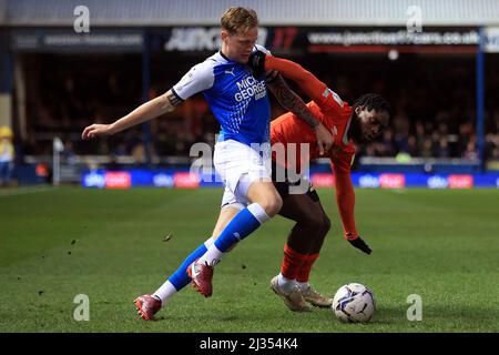 Peterborough, Royaume-Uni. 05th avril 2022. Fred Onyedinma de Luton Town (R) détient Frankie Kent de Peterborough United (L). Match de championnat EFL Skybet, Peterborough Utd v Luton Town au Weston Homes Stadium de Peterborough, le mardi 5th avril 2022. Cette image ne peut être utilisée qu'à des fins éditoriales. Utilisation éditoriale uniquement, licence requise pour une utilisation commerciale. Aucune utilisation dans les Paris, les jeux ou les publications d'un seul club/ligue/joueur. photo par Steffan Bowen/Andrew Orchard sports photographie/Alay Live news crédit: Andrew Orchard sports photographie/Alay Live News Banque D'Images