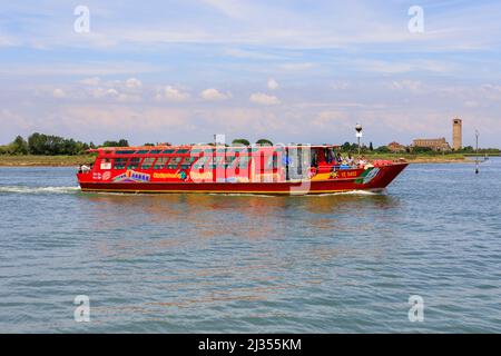 Vue de Burano vers Torcello, petites îles de la lagune de Venise, d'un bateau rouge, Venise, Italie Banque D'Images