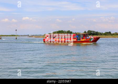 Vue de Burano vers Torcello, petites îles de la lagune de Venise, d'un bateau rouge, Venise, Italie Banque D'Images