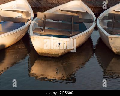 Bateaux à rames à l'étape de l'atterrissage sous le soleil du soir Banque D'Images