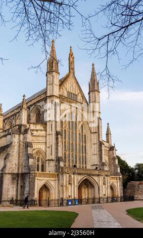 Face ouest de la cathédrale de Winchester dans la lumière de la fin de l'après-midi, Winchester, Hampshire, sud de l'Angleterre Banque D'Images