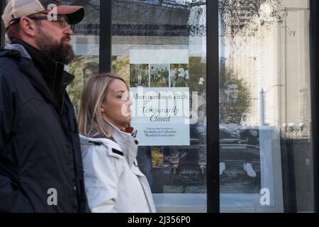 Seattle, États-Unis. 5th avril 2022. Les personnes qui passent une affiche de fermeture temporaire dans un magasin sur 4rd et Pine. La police de Seattle a récemment mis en place un poste de police mobile près du bâtiment Amazon Ivy sur 3rd et Pine. Le géant de la technologie a fait la une des journaux en disant aux employés travaillant dans le bâtiment Ivy qu'ils peuvent choisir un autre endroit où travailler jusqu'à ce que la police prenne le contrôle du crime dans le couloir Pike and Pine. James Anderson/Alay Live News Banque D'Images