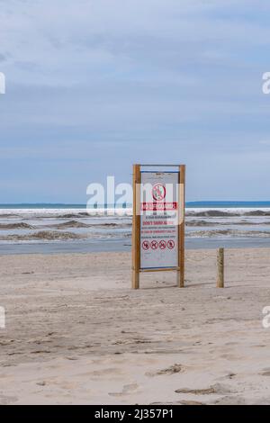 Avec de la glace encore sur la baie de Nottawasaga Wasaga Beach est pratiquement déserté. La plage d'eau douce la plus longue du monde, Wasaga Beach est une très populaire et c Banque D'Images