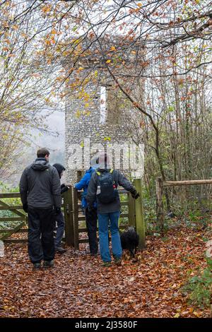 Un groupe d'amis randonnée sur la Happy Valley circulaire Walk approchant la Folly (Tour) de Broadwood à Box Hill / Lodge Hill. Surrey, Angleterre Banque D'Images