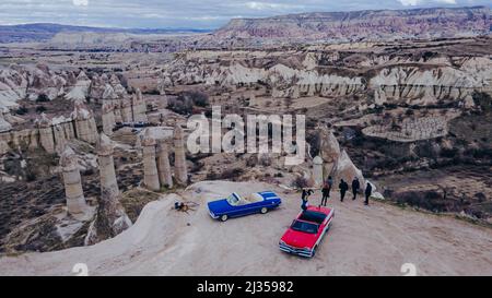 Cappadoce, Turquie. Voiture rétro bleue américaine dans le désert pendant le coucher du soleil. Photo de haute qualité Banque D'Images