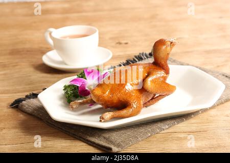 Escab ou pigeon cantonais traditionnel grillé dans un plat isolé sur fond gris, vue latérale sur la cuisine de Hong kong Banque D'Images