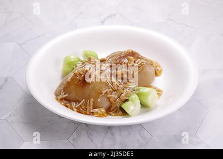 Pcrevettes Roe Buckle Pomelo Peel dans un plat isolé sur fond gris vue latérale de la nourriture de Hong kong Banque D'Images