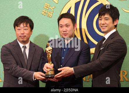 Tokyo, Japon. 5th avril 2022. Le film primé « Drive My car » (L-R) des Academy Awards 94th, Teruhisa Yamamoto, le réalisateur Ryusuke Hamaguchi et l'acteur Hidetoshi Nishijima posent pour photo lors d'une conférence de presse au Japan National Press Club à Tokyo le mardi 5 avril 2022. Le film japonais « Drive My car », qui présente l'histoire courte de Haruki Murakami, a remporté le meilleur titre international lors des US Academy Awards à Los Angeles le mois dernier. Credit: Yoshio Tsunoda/AFLO/Alay Live News Banque D'Images