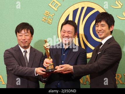 Tokyo, Japon. 5th avril 2022. Le film primé « Drive My car » (L-R) des Academy Awards 94th, Teruhisa Yamamoto, le réalisateur Ryusuke Hamaguchi et l'acteur Hidetoshi Nishijima posent pour photo lors d'une conférence de presse au Japan National Press Club à Tokyo le mardi 5 avril 2022. Le film japonais « Drive My car », qui présente l'histoire courte de Haruki Murakami, a remporté le meilleur titre international lors des US Academy Awards à Los Angeles le mois dernier. Credit: Yoshio Tsunoda/AFLO/Alay Live News Banque D'Images