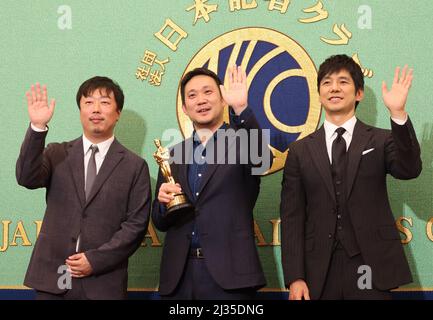 Tokyo, Japon. 5th avril 2022. Le film primé « Drive My car » (L-R) des Academy Awards 94th, Teruhisa Yamamoto, le réalisateur Ryusuke Hamaguchi et l'acteur Hidetoshi Nishijima posent pour photo lors d'une conférence de presse au Japan National Press Club à Tokyo le mardi 5 avril 2022. Le film japonais « Drive My car », qui présente l'histoire courte de Haruki Murakami, a remporté le meilleur titre international lors des US Academy Awards à Los Angeles le mois dernier. Credit: Yoshio Tsunoda/AFLO/Alay Live News Banque D'Images