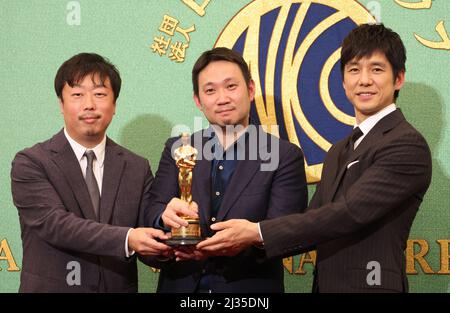 Tokyo, Japon. 5th avril 2022. Le film primé « Drive My car » (L-R) des Academy Awards 94th, Teruhisa Yamamoto, le réalisateur Ryusuke Hamaguchi et l'acteur Hidetoshi Nishijima posent pour photo lors d'une conférence de presse au Japan National Press Club à Tokyo le mardi 5 avril 2022. Le film japonais « Drive My car », qui présente l'histoire courte de Haruki Murakami, a remporté le meilleur titre international lors des US Academy Awards à Los Angeles le mois dernier. Credit: Yoshio Tsunoda/AFLO/Alay Live News Banque D'Images