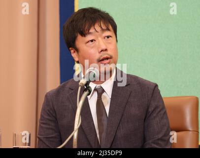 Tokyo, Japon. 5th avril 2022. Teruhisa Yamamoto, producteur du film primé « Drive My car » des Academy Awards 94th, s'exprime lors d'une conférence de presse au Japan National Press Club à Tokyo, le mardi 5 avril 2022. Le film japonais « Drive My car », qui présente l'histoire courte de Haruki Murakami, a remporté le meilleur titre international lors des US Academy Awards à Los Angeles le mois dernier. Credit: Yoshio Tsunoda/AFLO/Alay Live News Banque D'Images