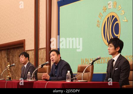 Tokyo, Japon. 5th avril 2022. Le film gagnant des Academy Awards 94th, 'Drive My car' (L-R), le producteur Teruhisa Yamamoto, le réalisateur Ryusuke Hamaguchi et l'acteur Hidetoshi Nishijima, tiennent une conférence de presse au Japan National Press Club à Tokyo le mardi 5 avril 2022. Le film japonais « Drive My car », qui présente l'histoire courte de Haruki Murakami, a remporté le meilleur titre international lors des US Academy Awards à Los Angeles le mois dernier. Credit: Yoshio Tsunoda/AFLO/Alay Live News Banque D'Images