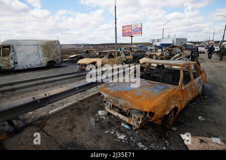 Bucha, Ukraine. 04th avril 2022. Un véhicule civil abandonné à balles sur la route M-06 Kiev - Chop à la suite de l'invasion russe, le 4 avril 2022 à Bucha, dans la région de Kiev, en Ukraine. Credit: Présidence de l'Ukraine/Présidence de l'Ukraine/Alamy Live News Banque D'Images