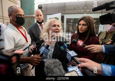 Sacramento, Californie, États-Unis. 5th avril 2022. Linda PARISI, avocate de la défense, parle à la presse à l'extérieur de la Cour supérieure de l'affaire des tirs de masse de Sacramento. Six personnes ont été tuées et douze blessées lors de la pire fusillade de cette année à Sacramento. (Image de crédit : © Paul Kitagaki Jr./ZUMA Press Wire) Banque D'Images