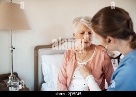 Voyons ce que votre cœur a à dire. Photo d'une femme âgée qui obtient un examen d'une jeune infirmière dans une maison de retraite. Banque D'Images