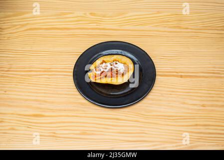 tacos de poulet mexicain avec sauce à la carotte et au fromage aigre sur plaque en émail noir Banque D'Images