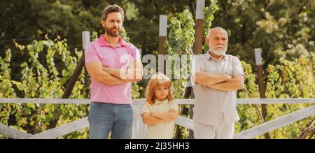 Bannière de la famille de génération masculine avec trois générations différentes âge grand-père père et fils dans le jardin d'été. Banque D'Images