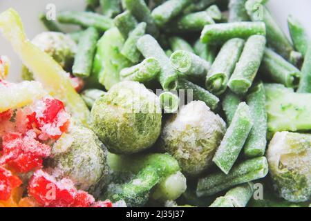 Gros plan sur les légumes surgelés. Légumes au réfrigérateur. Glace sur les légumes. Banque D'Images