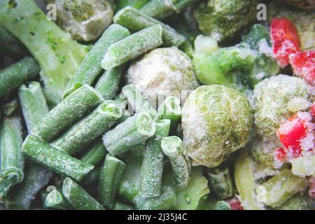 Gros plan sur les légumes surgelés. Légumes au réfrigérateur. Glace sur les légumes. Banque D'Images