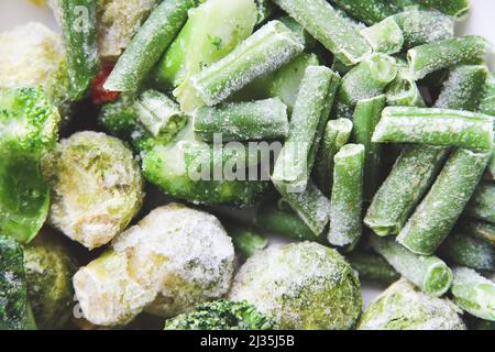 Gros plan sur les légumes surgelés. Légumes au réfrigérateur. Glace sur les légumes. Banque D'Images