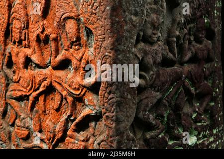 Reliefs des figures de l'apsara (figures célestes semi-divines, filles de Dieu) sculptés sur un pilier au temple de Bayon à Angkor Thom, Siem Reap, Cambodge. Banque D'Images