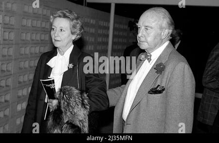 John Houseman assistait à la première du film The China syndrome au Cinerama Dome Theatre avec son épouse à Hollywood, CA. Banque D'Images