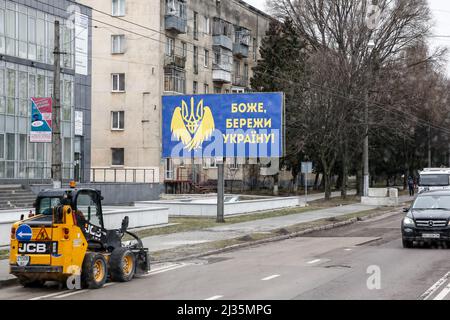 Lviv, Ukraine. 05th avril 2022. Un signe 'Dieu, prenez soin de l'Ukraine' est vu à Lviv, Ukraine comme invasion russe en Ukraine contiguë - 5 avril 2022. À mesure que la Fédération de Russie envahit l'Ukraine, le conflit devrait forcer jusqu'à 5 millions d'Ukrainiens à fuir le pays et à créer un grand nombre de réfugiés internes. Les Ukrainiens ont grand besoin de fournitures médicales, de nourriture, de vêtements et plus encore. Les forces militaires russes sont entrées en territoire ukrainien le 24 février 2022. (Photo par Dominika Zarzycka/Sipa USA) crédit: SIPA USA/Alay Live News Banque D'Images