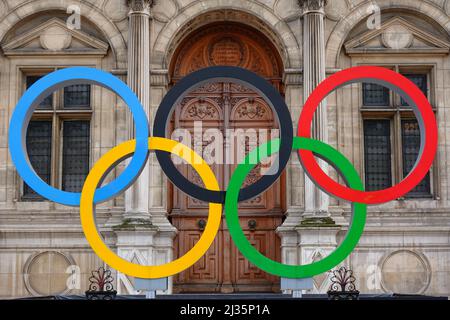 Paris 2024 : les anneaux des JO devant l'Hôtel de Ville recouverts