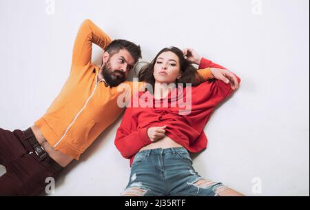 L'homme et la femme portent des vêtements modernes pour la génération de jeunes. Toujours jeune. Couple traînez ensemble. Les jeunes veulent juste Amuse-toi bien. Sensation de liberté. Jeunes Banque D'Images