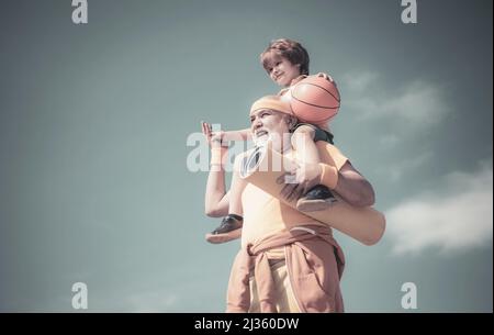 Homme et enfant âgés s'exerçant sur le ciel bleu. Éducation sportive. Concept de motivation et de sport. Soins du corps et soins de santé. Activités de plein air et santé Banque D'Images