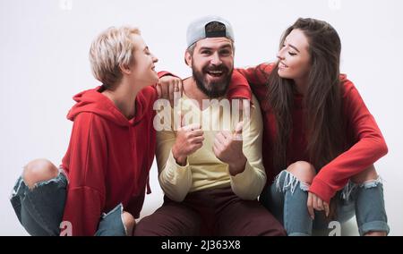 Toujours jeune. Le groupe s'accroche ensemble. Des gens insouciants. Les jeunes veulent juste Amuse-toi bien. Sensation de liberté. Mode pour les jeunes. Liberté et élégance. Homme Banque D'Images