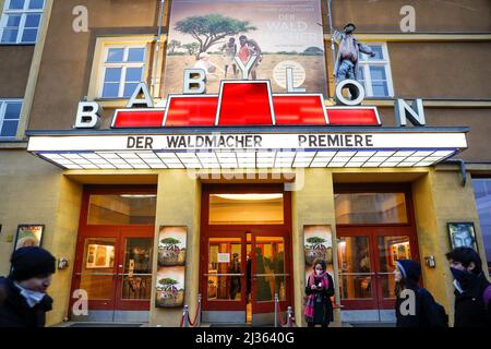 Berlin, Allemagne. 05th avril 2022. Vue extérieure à la première du film « Der Waldmacher » au cinéma Babylone. Crédit : Gerald Matzka/dpa/Alay Live News Banque D'Images