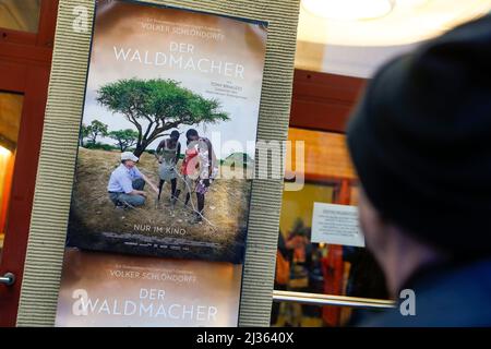 Berlin, Allemagne. 05th avril 2022. Un homme regarde l'affiche du film 'The Woodsman'. Crédit : Gerald Matzka/dpa/Alay Live News Banque D'Images