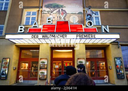 Berlin, Allemagne. 05th avril 2022. Vue extérieure à la première du film « Der Waldmacher » au cinéma Babylone. Crédit : Gerald Matzka/dpa/Alay Live News Banque D'Images
