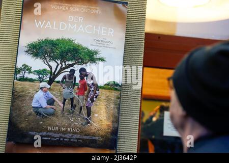 Berlin, Allemagne. 05th avril 2022. Un homme regarde l'affiche du film 'The Woodsman'. Crédit : Gerald Matzka/dpa/Alay Live News Banque D'Images
