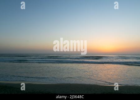 5 avril 2022, San Diego, CA, États-Unis: Les ciffs, les arbres, les rochers, et l'océan pendant le coucher du soleil à Torrey Pines State Beach à San Diego, Californie, le mardi 5th avril 2022 (Credit image: © Rishi Deka/ZUMA Press Wire) Banque D'Images