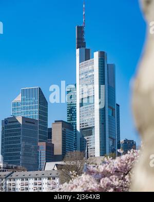 Une vue sur la ville des gratte-ciels modernes au printemps par une journée ensoleillée Banque D'Images