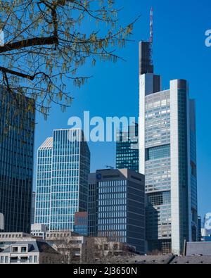 Une vue sur la ville des gratte-ciels modernes au printemps par une journée ensoleillée Banque D'Images